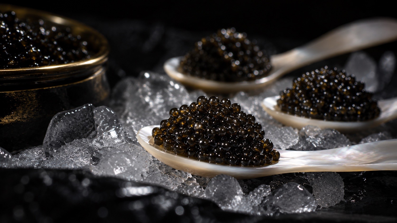 Caviar Schrenki Dauricus servi dans des cuillères en nacre, sur glace