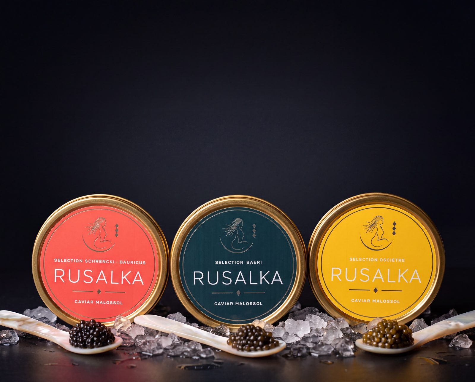 Les trois boîtes Rusalka, Schrenki Dauricus, Baeri et Osciètre, avec leurs cuillères de caviar
