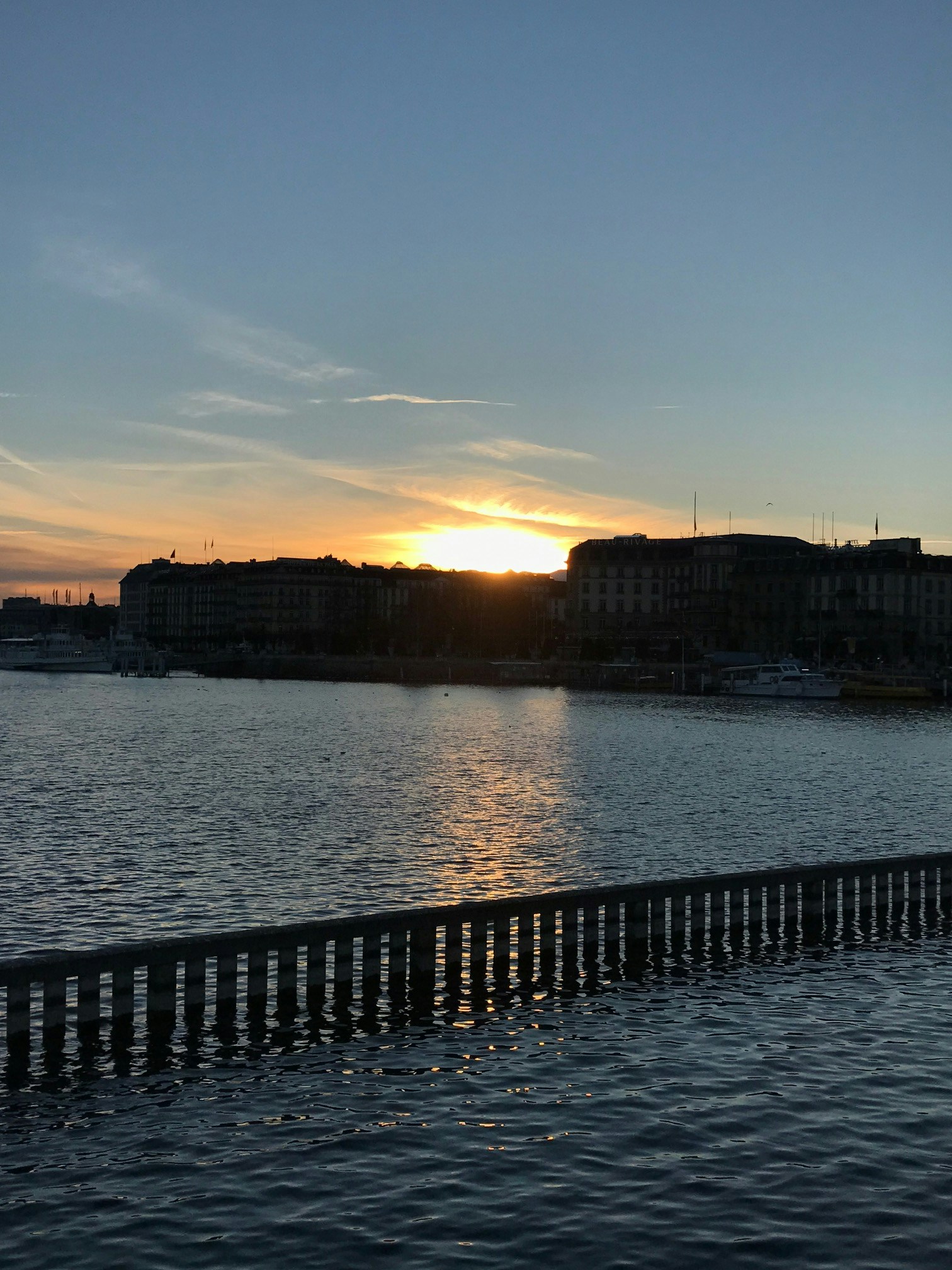 Coucher de soleil sur la rade de Genève